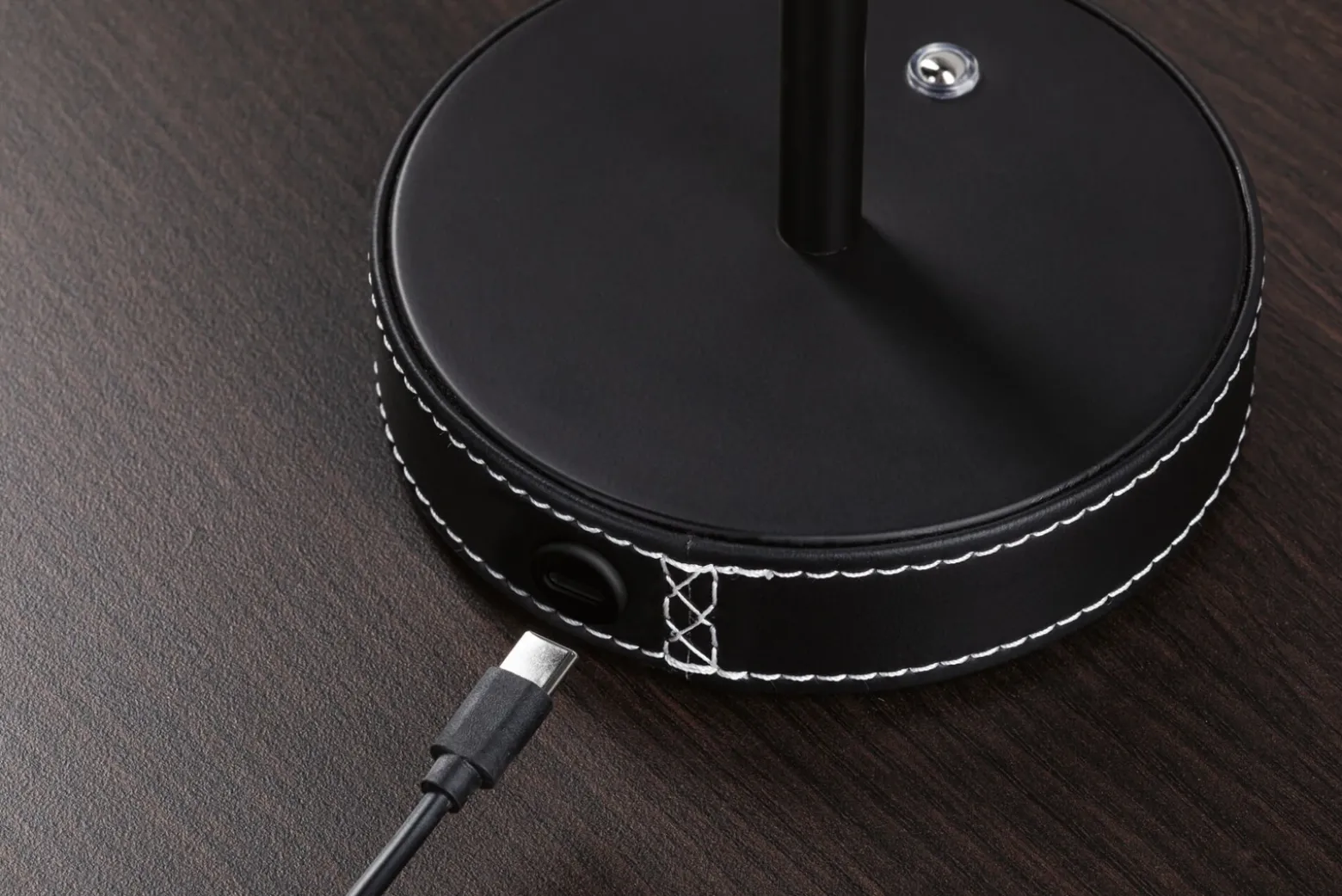Lámpara de mesa LED recargable Paulmann Pellini, negra, luz hacia abajo, CCT