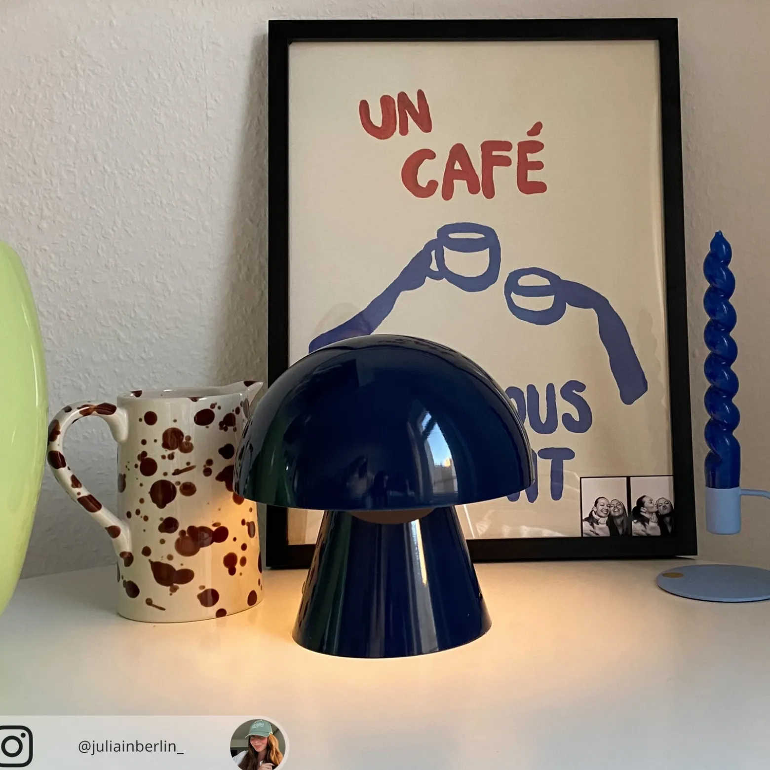 Lámpara de mesa LED recargable Lindby Nevijo, azul, Ø 18 cm, USB, atenuador de
