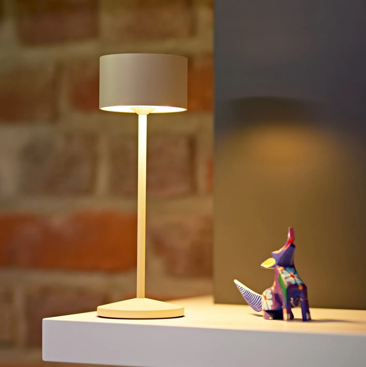 Lámpara de mesa LED recargable Veluna, beige, altura 25 cm, IP44, CCT atenuable