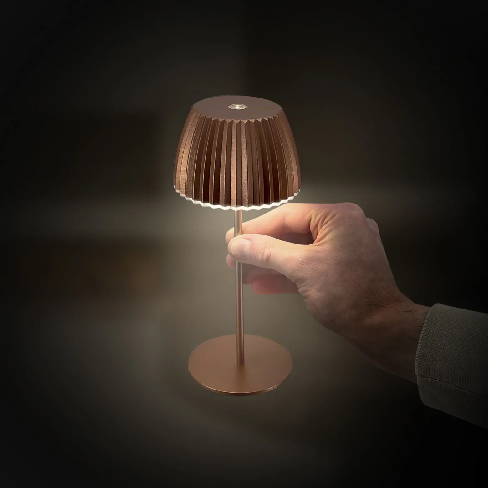 Lámpara de mesa LED recargable Brilo unplugged Riffle, 20 cm, cobre