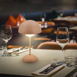 Lámpara de mesa LED recargable Kugle, marrón, metal, IP44, atenuable