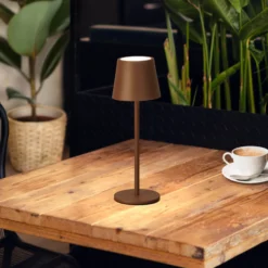 Lámpara de mesa LED recargable Roxi, color óxido, metal, IP54, atenuador