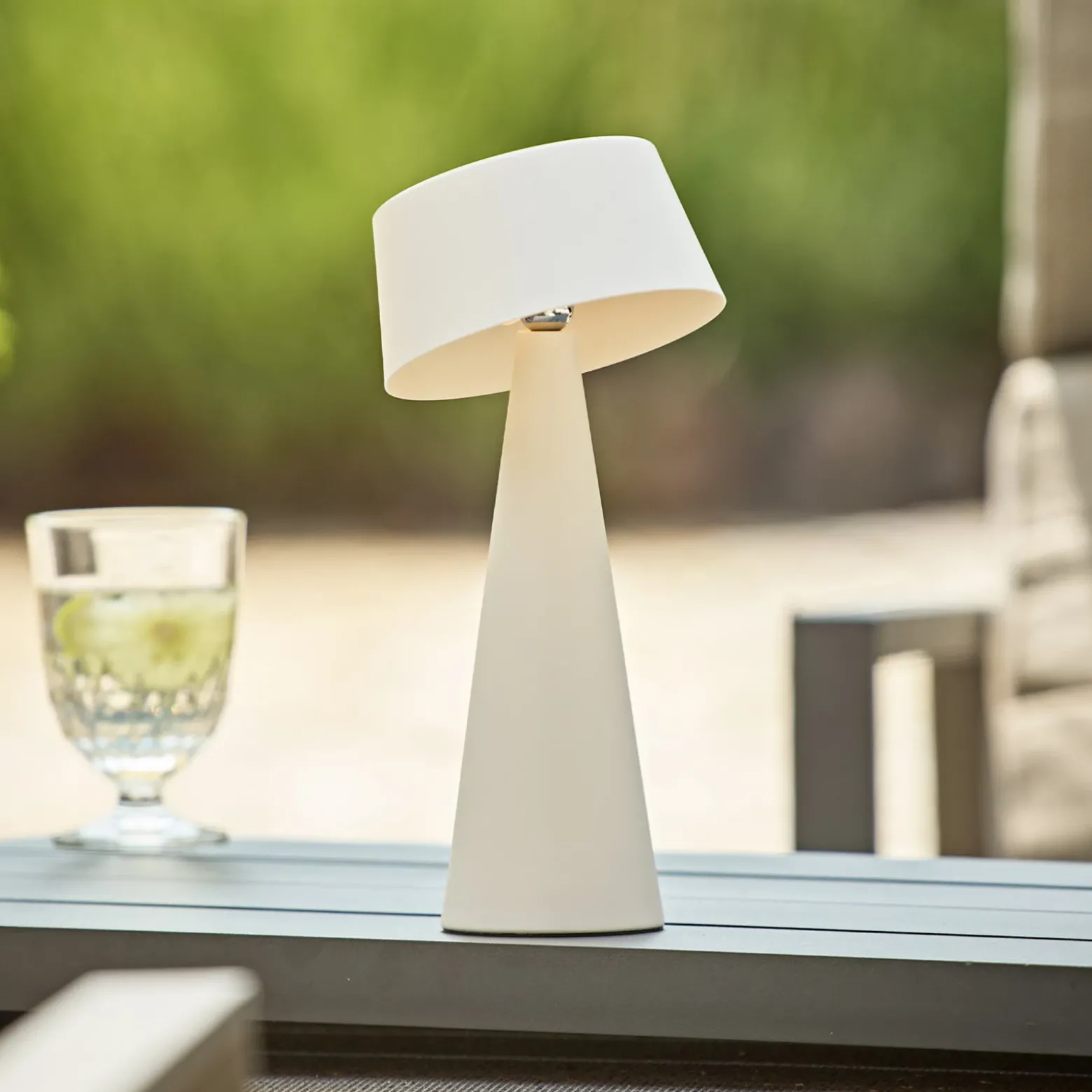 Lámpara de mesa LED recargable Solino, blanca, solar/USB, 26 cm, IP44