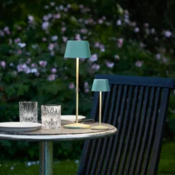Lámpara de mesa LED recargable LOOM DESIGN Modi Micro, IP65, verde