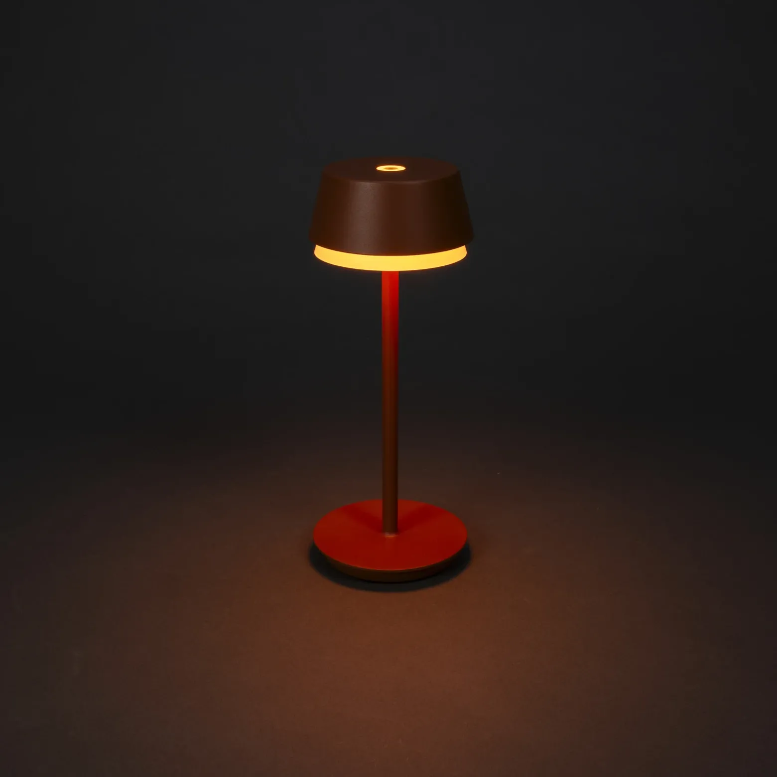 Lámpara de mesa LED recargable Lyon, terracota, IP54, atenuador, CCT, RGB