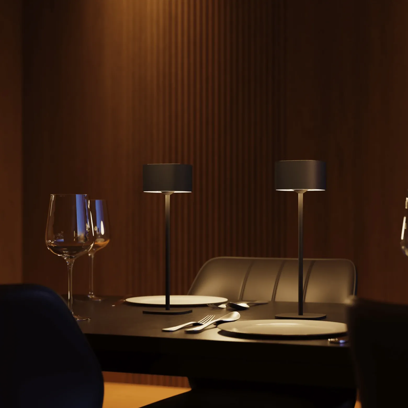 Lámpara de mesa LED recargable Calex Serino, negro, aluminio, 2700 K