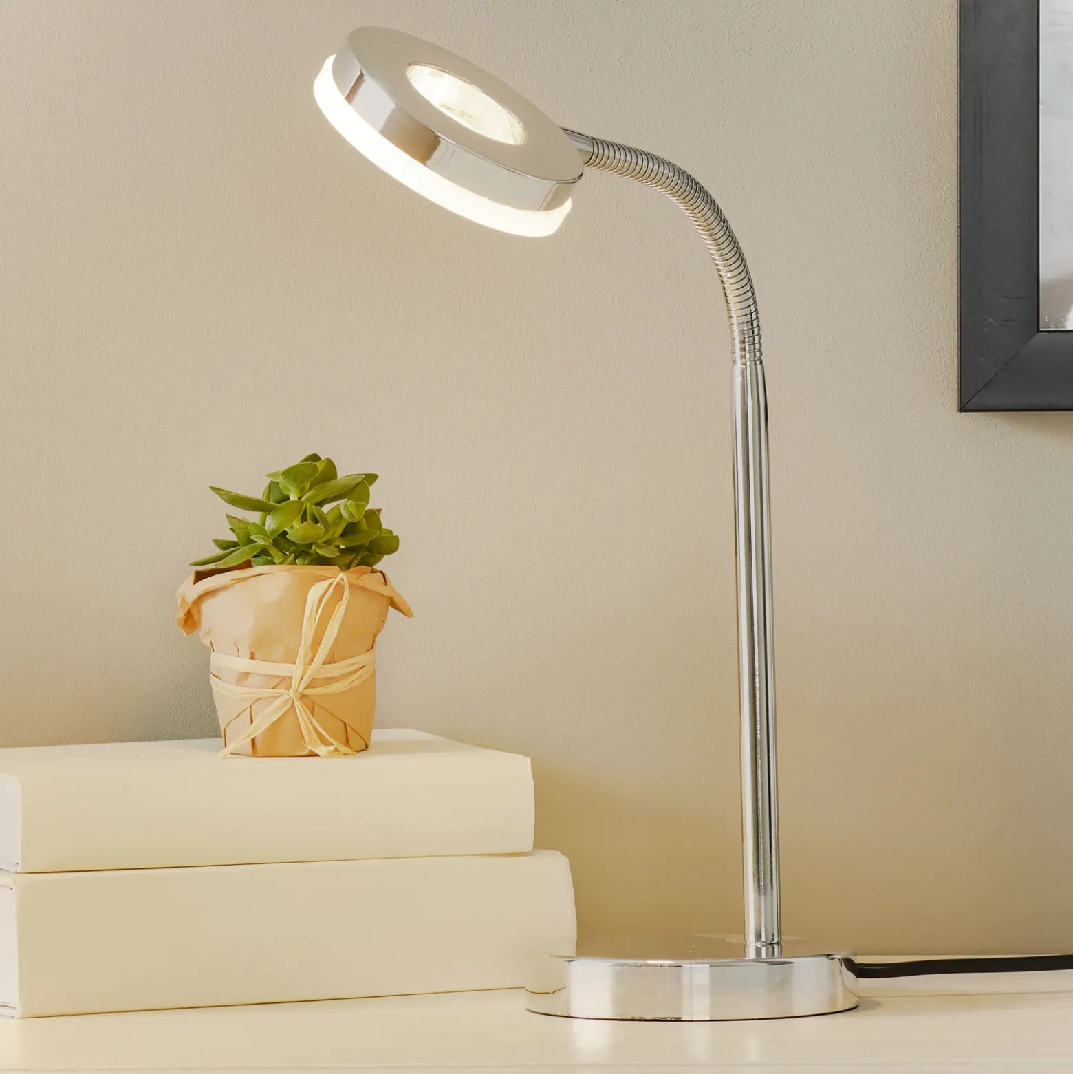 Lámpara de mesa LED Rennes, color cromo, altura 40 cm