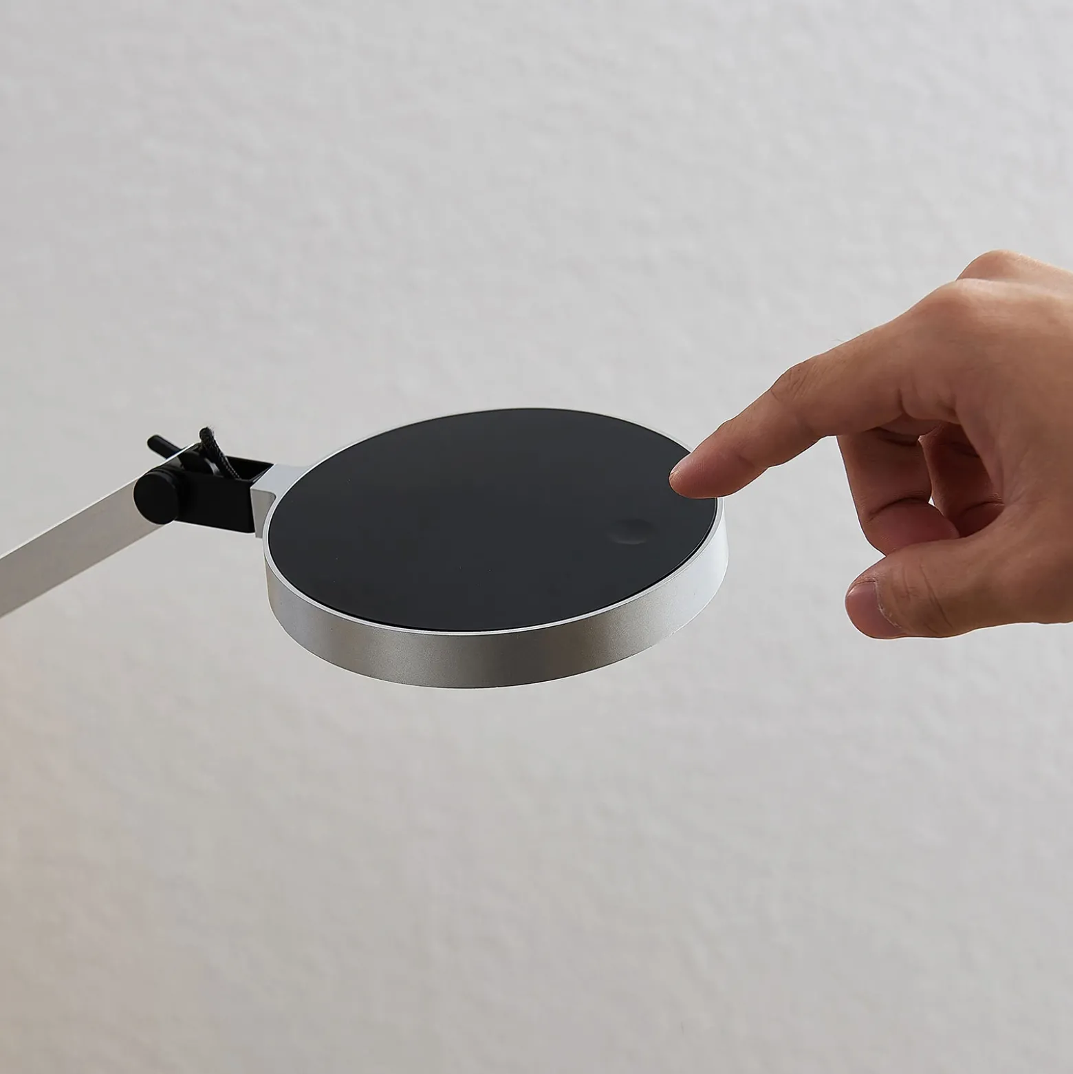 Lámpara de mesa LED Rilana con atenuador, plateada