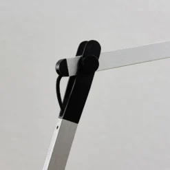 Lámpara de mesa LED Rilana con atenuador, plateada