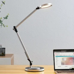Lámpara de mesa LED Rilana con atenuador, plateada