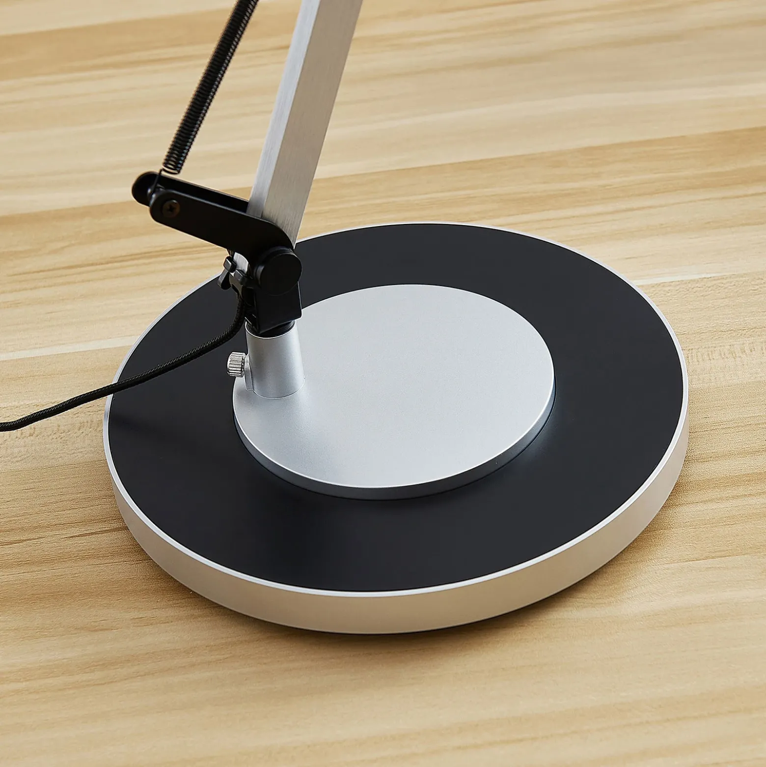 Lámpara de mesa LED Rilana con atenuador, plateada