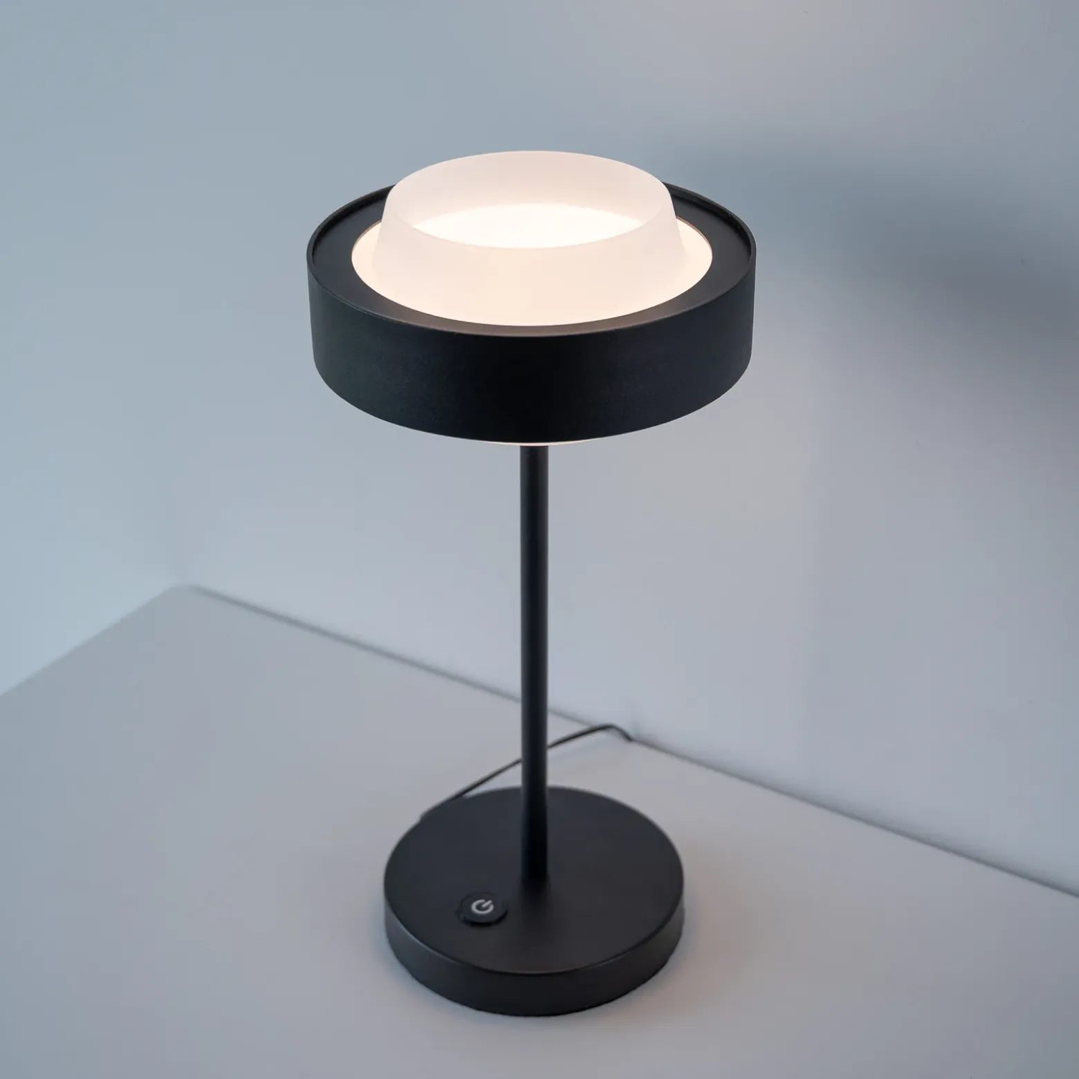 Lámpara de mesa LED SCHÖNER WOHNEN Elmo, negra, 3000 K, atenuador