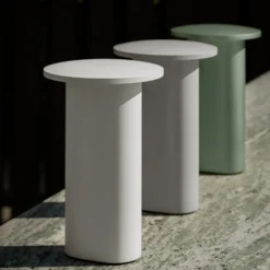 lámpara de mesa LED Solae de Fritz Hansen, blanca, aluminio, IP44