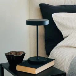 Lámpara de mesa LED Starlight de Dyberg Larsen, negra, metal