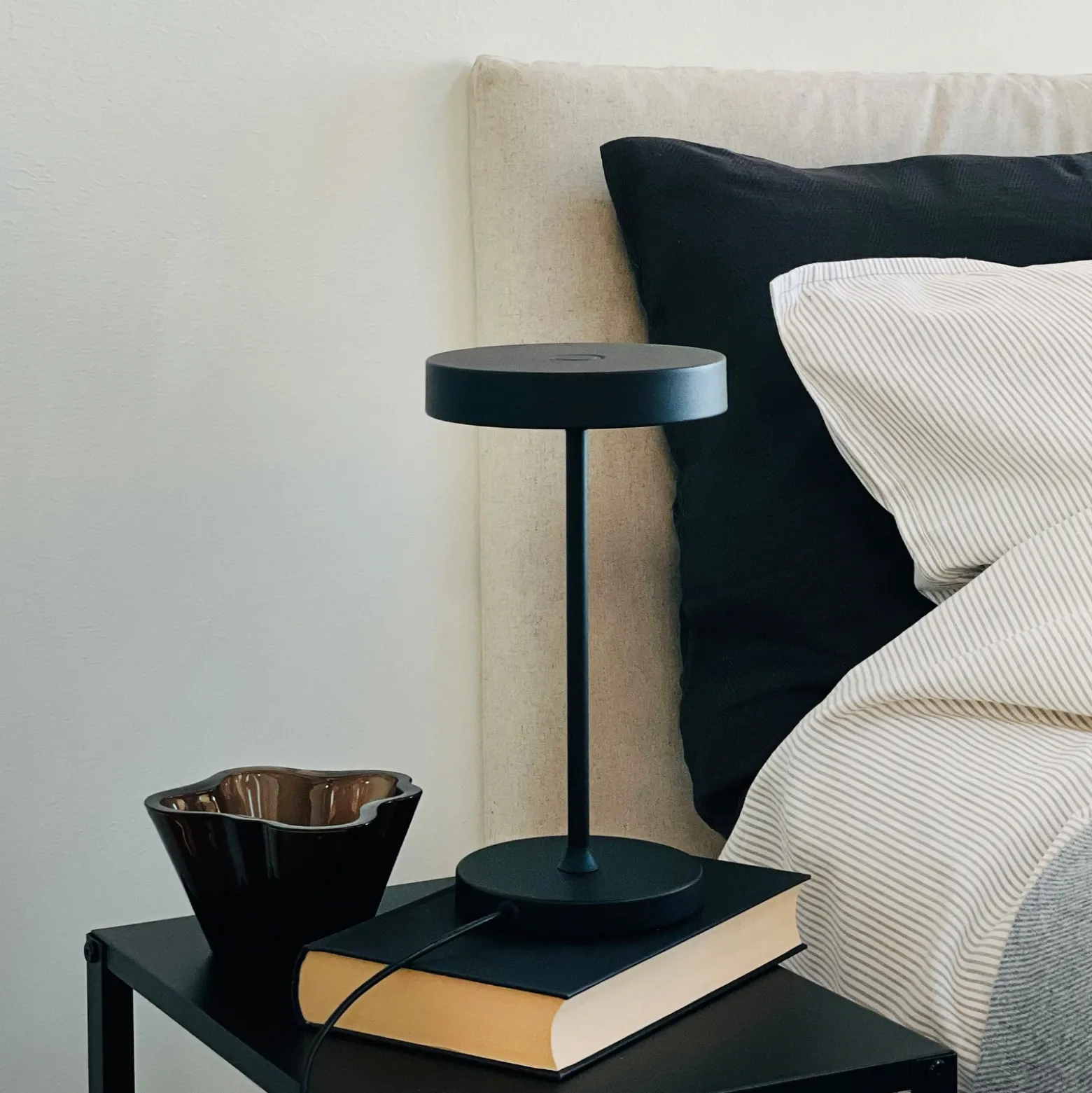 Lámpara de mesa LED Starlight de Dyberg Larsen, negra, altura 26 cm