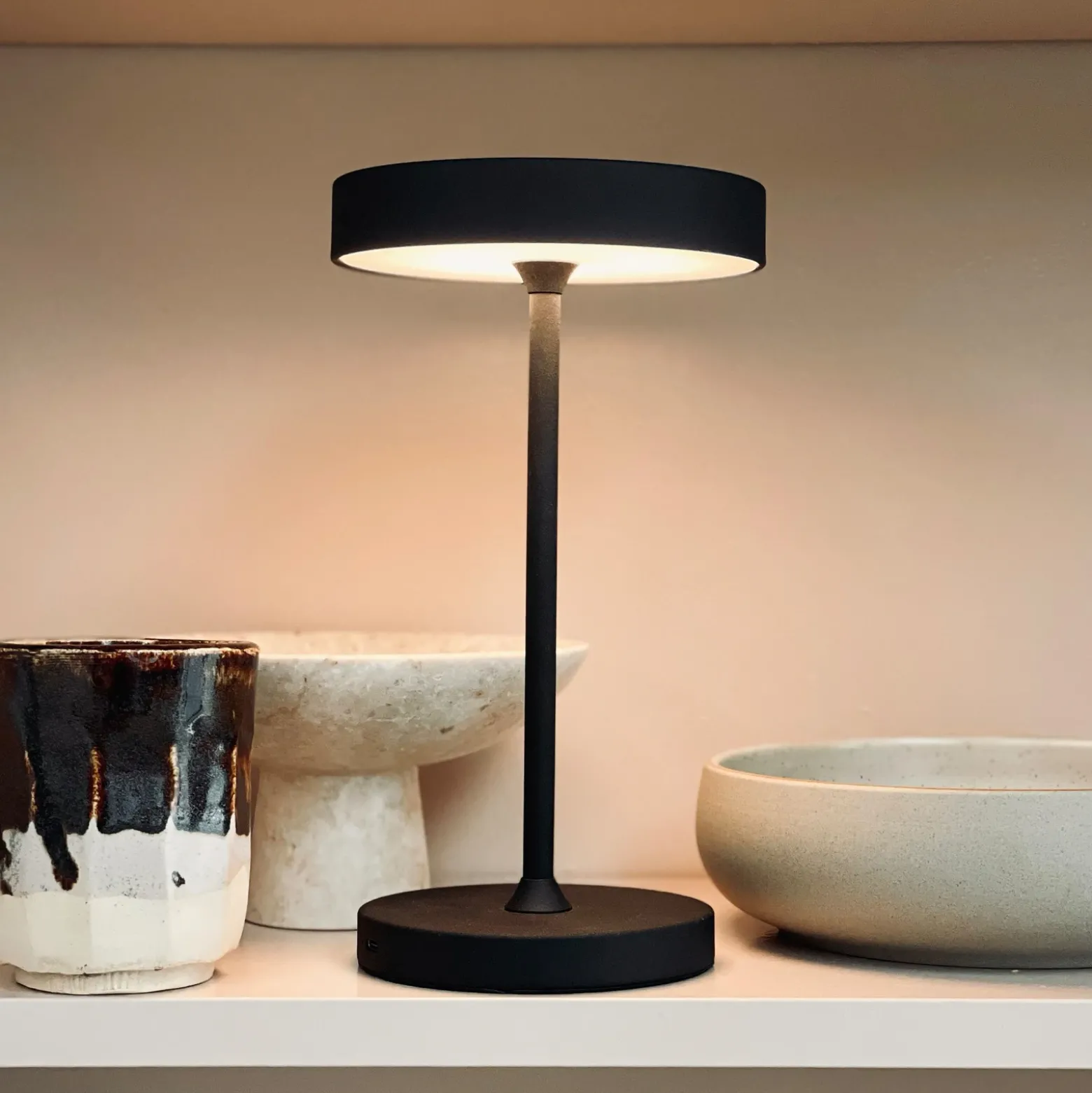 Lámpara de mesa LED Starlight de Dyberg Larsen, negra, altura 26 cm