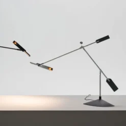 lámpara de mesa LED Stilnovo Halley, negra, saliente 100 cm