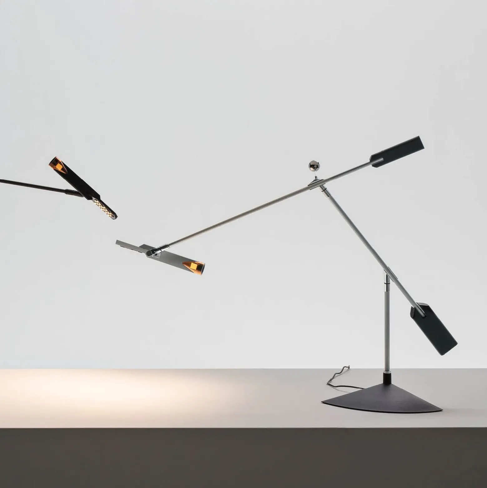 lámpara de mesa LED Stilnovo Halley, negra, saliente 100 cm