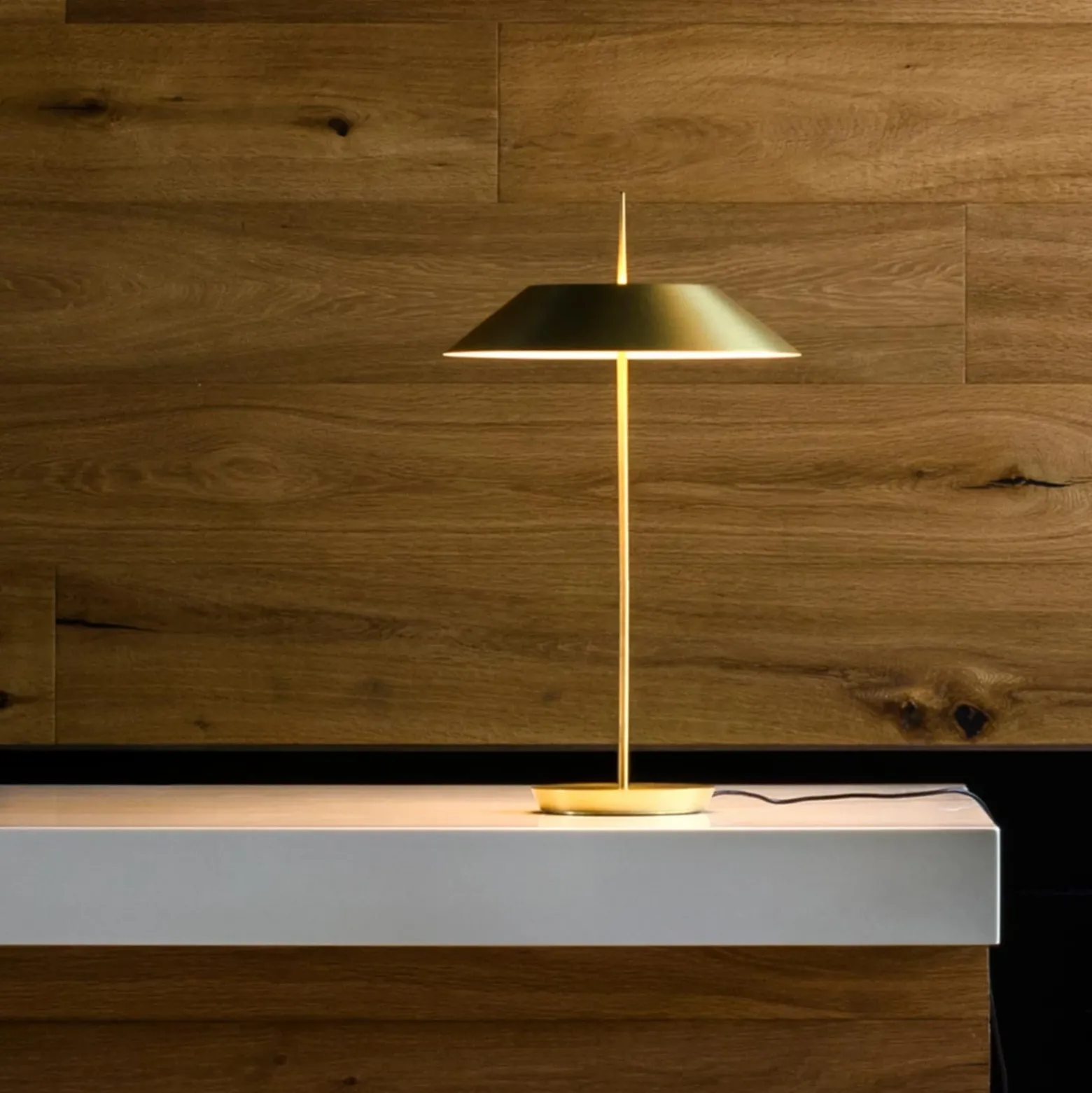 lámpara de mesa LED Vibia Mayfair, dorado mate