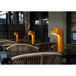 Lámpara de mesa LED Willow de LOOMG DESIGN, amarilla, aluminio, IP54