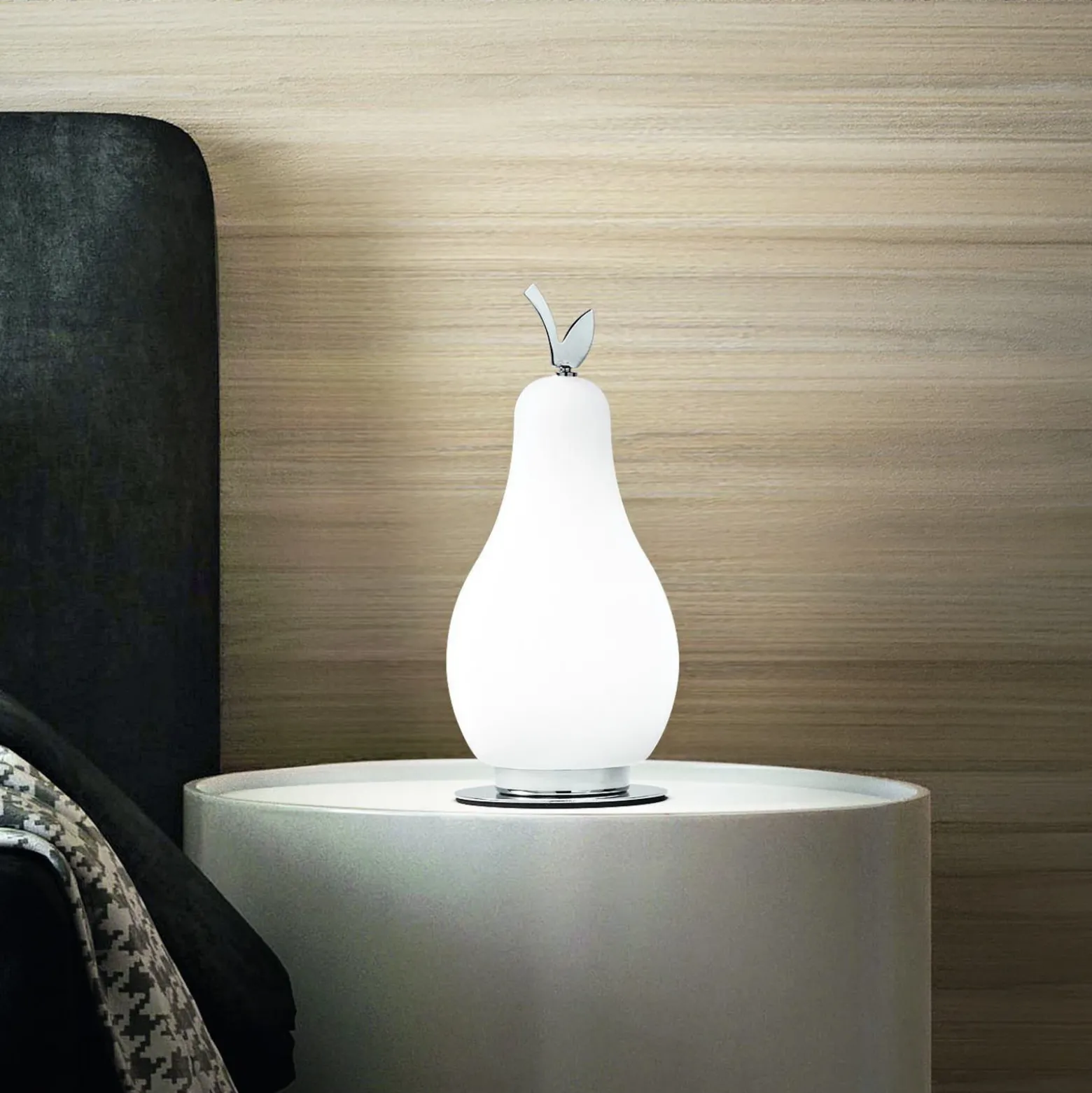Lámpara de mesa LED Wilma, latón/blanco, con forma de bombilla, atenuable