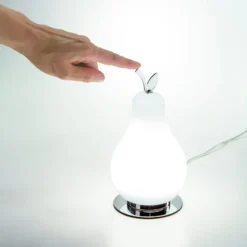 Lámpara de mesa LED Wilma, latón/blanco, con forma de bombilla, atenuable