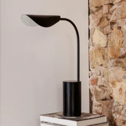 Lámpara de mesa Liggera, negra, acero, altura 27,9 cm
