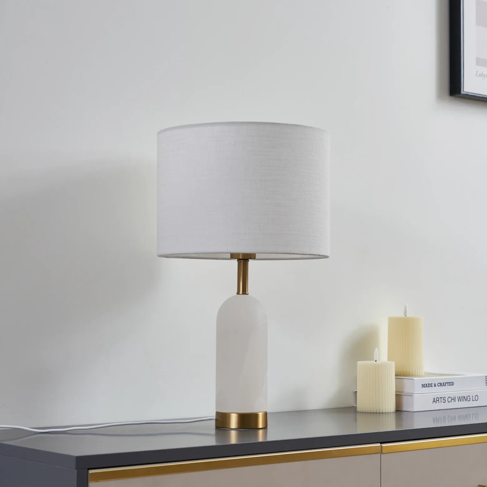 Lámpara de mesa Lindby alabastro, blanco/oro, Ø 30 cm, mármol, E27