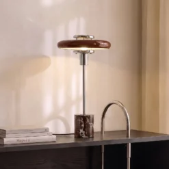 Lámpara de mesa Lindby Branford, estilo retro, color burdeos, cristal/mármol