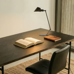 Lámpara de mesa Lindby Corali, negra, metal, altura 64cm