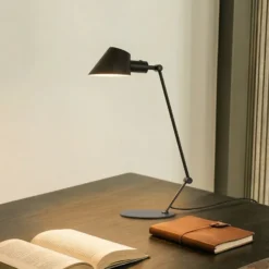Lámpara de mesa Lindby Corali, negra, metal, altura 64cm