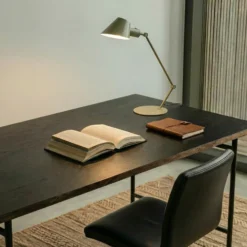 Lámpara de mesa Lindby Corali, verde claro, metal, altura 64cm