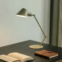 Lámpara de mesa Lindby Corali, verde claro, metal, altura 64cm