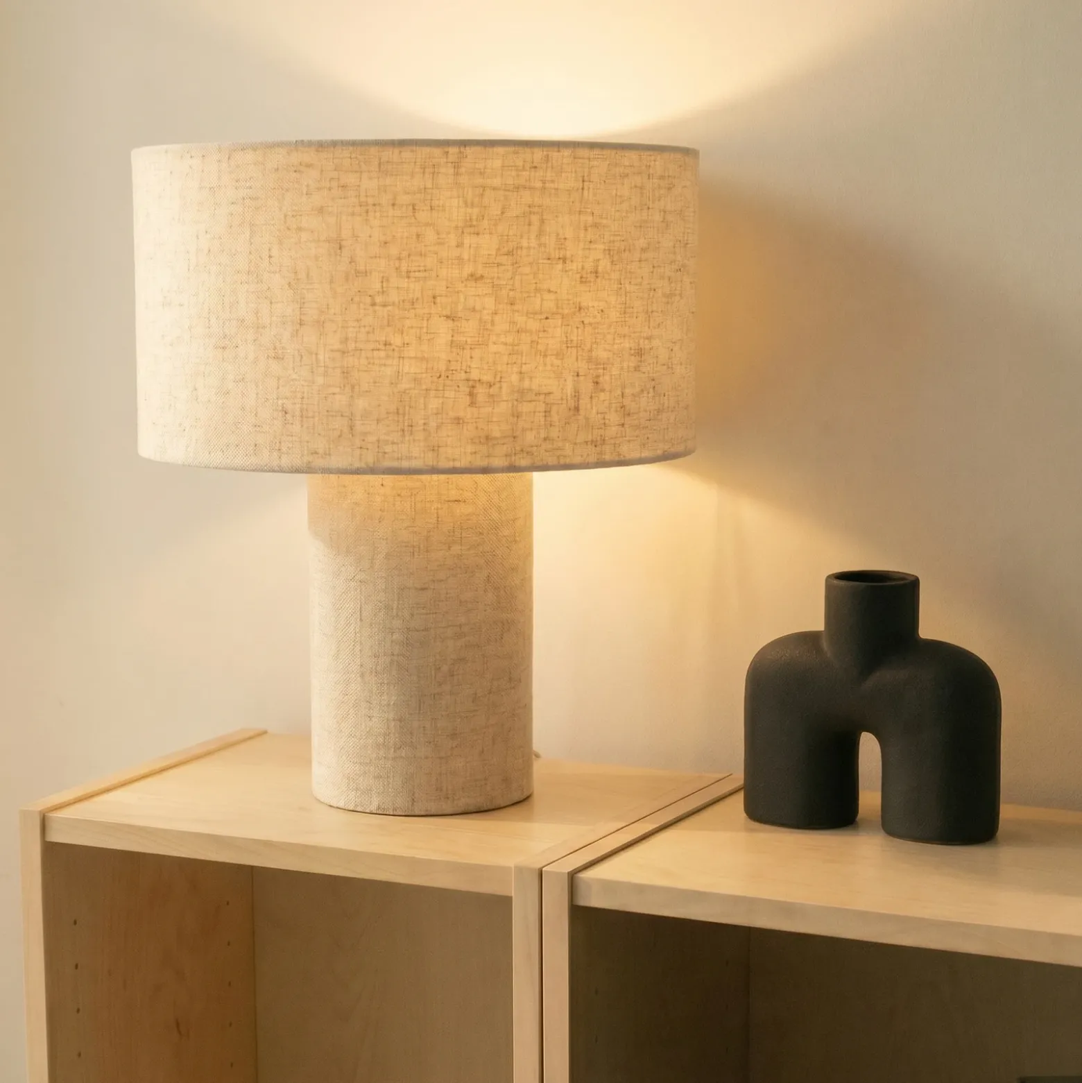 Lámpara de mesa Lindby Elfie, Ø 35 cm, beige, lino, E27