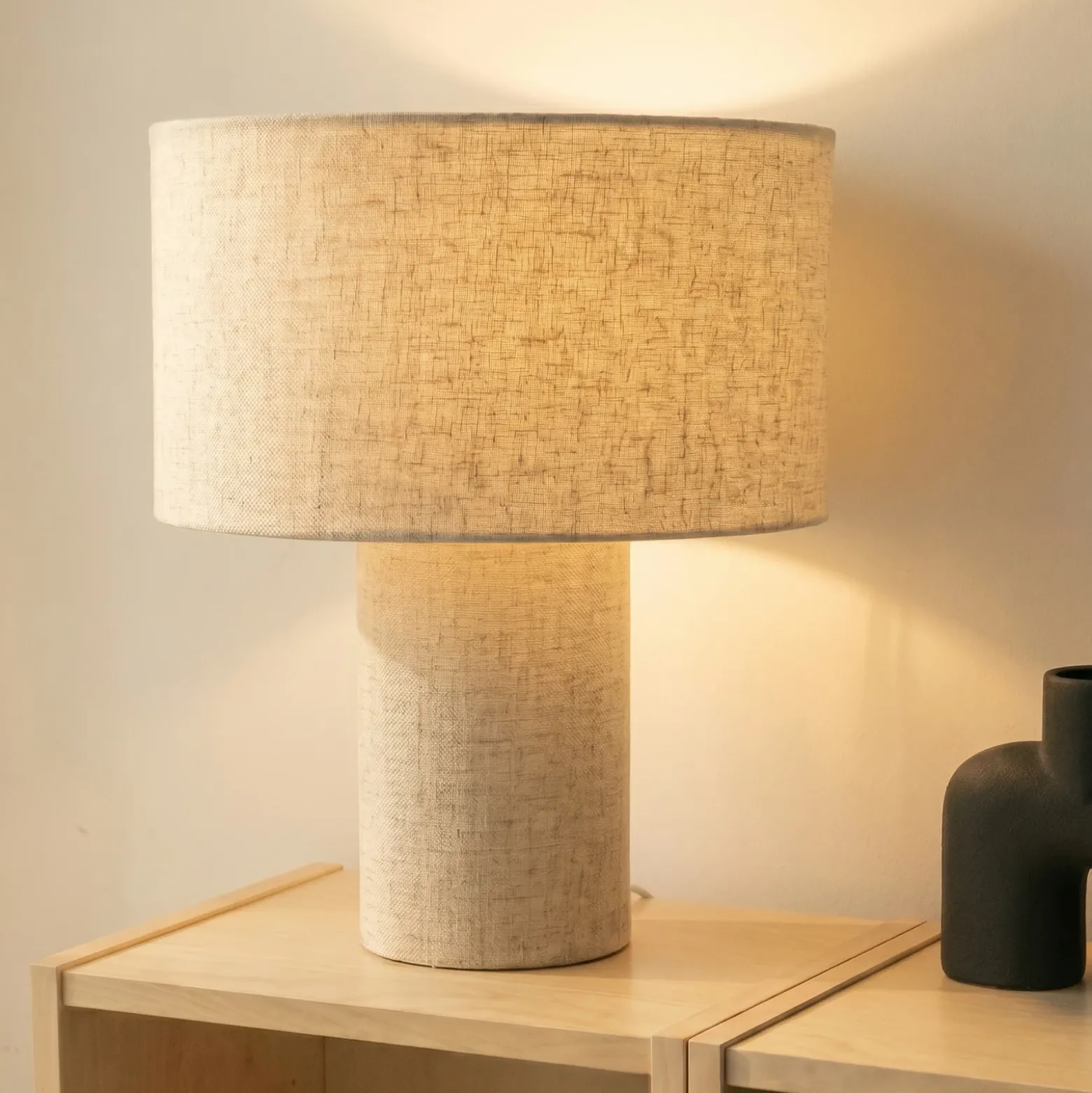 Lámpara de mesa Lindby Elfie, Ø 35 cm, beige, lino, E27