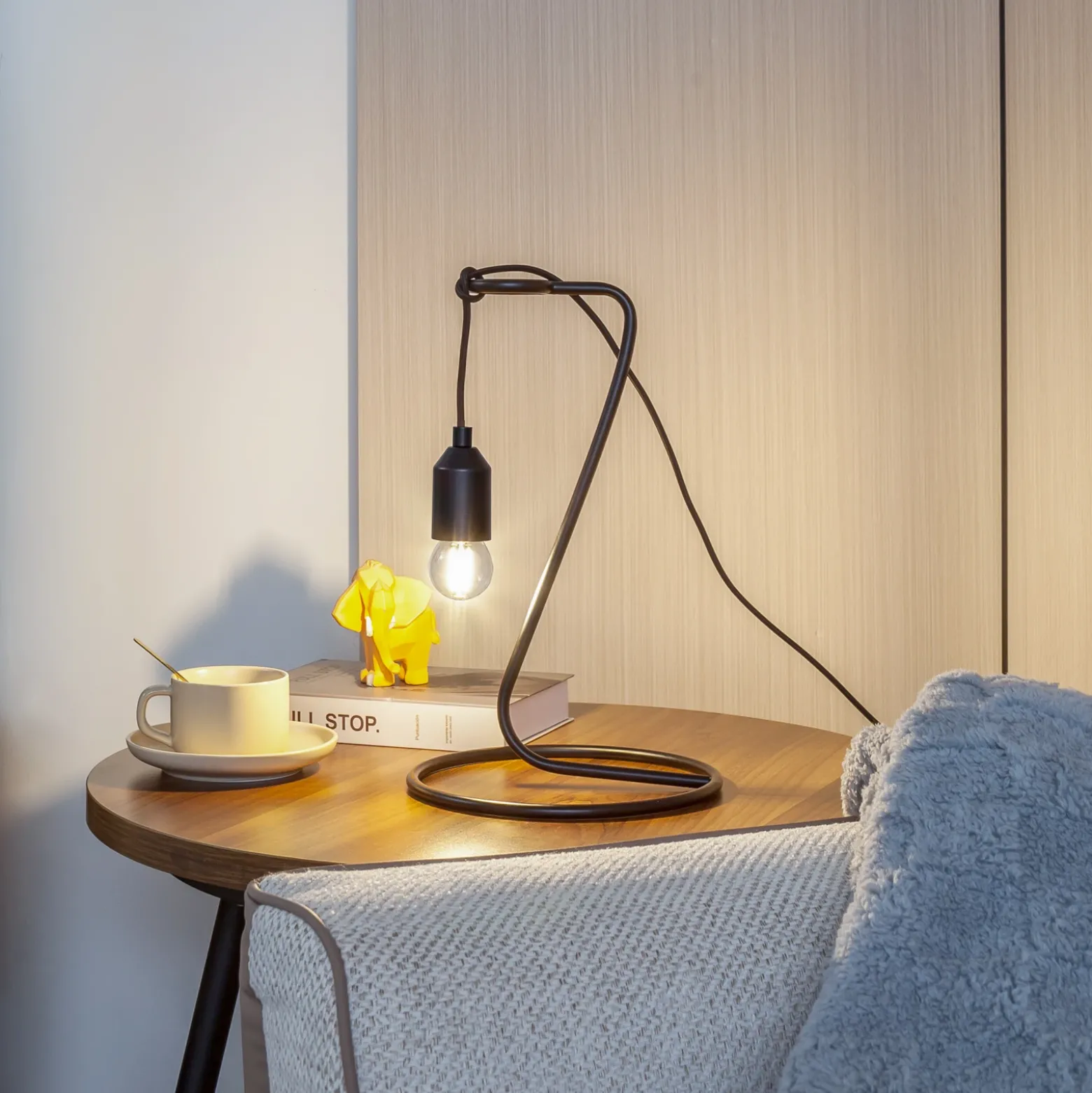 Lámpara de mesa Lindby Elira, negra, metal, 35 cm de altura, ES27