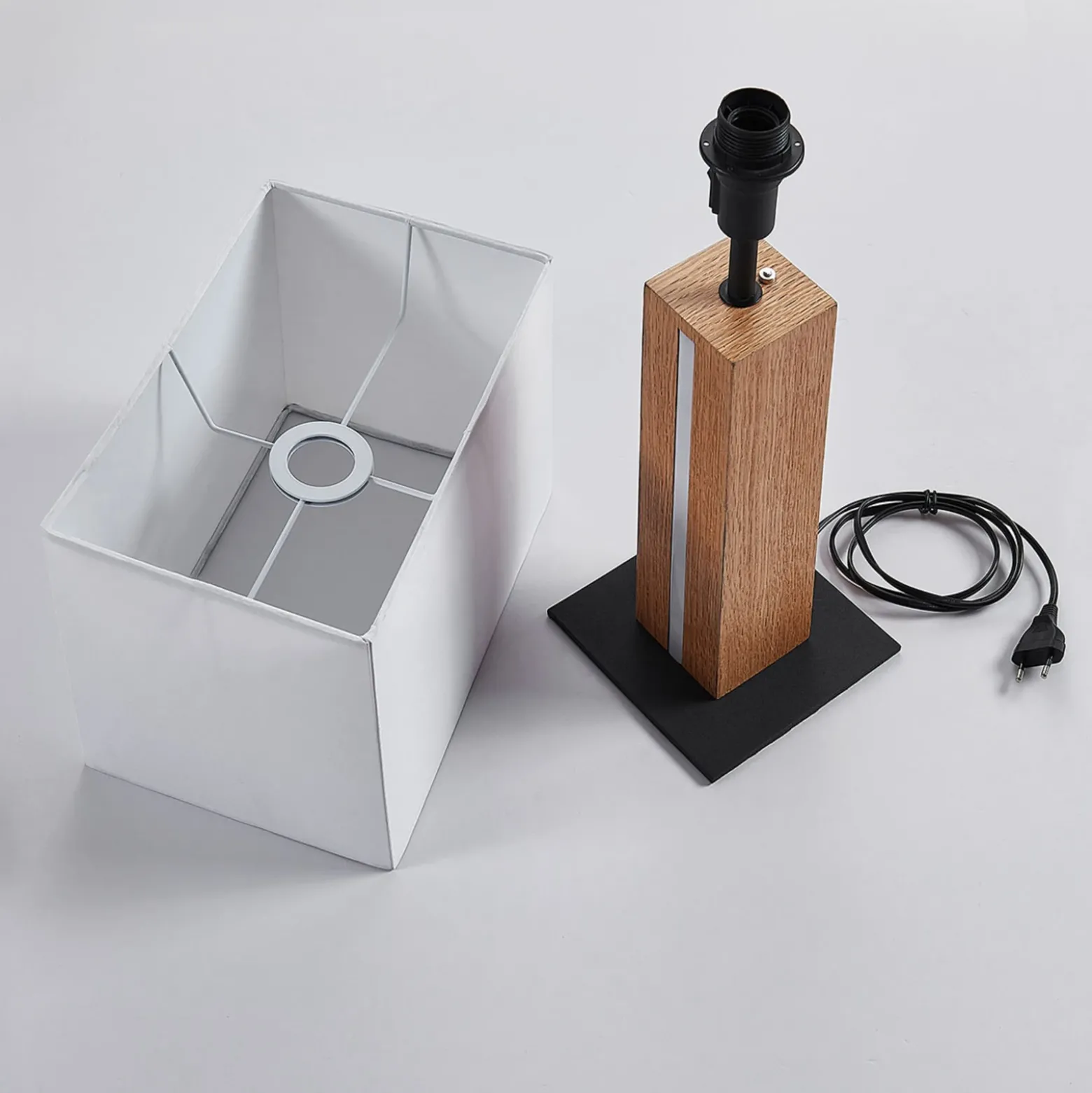 Lámpara de mesa Lindby Garry, 2 luces, blanca, madera, 53 cm, E27