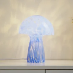 Lámpara de mesa Lindby Hubi, azul, cristal, Ø 22 cm, forma de seta