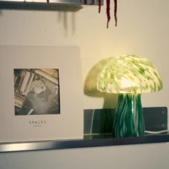 Lámpara de mesa Lindby Hubi, verde, cristal, Ø 22 cm, forma de seta