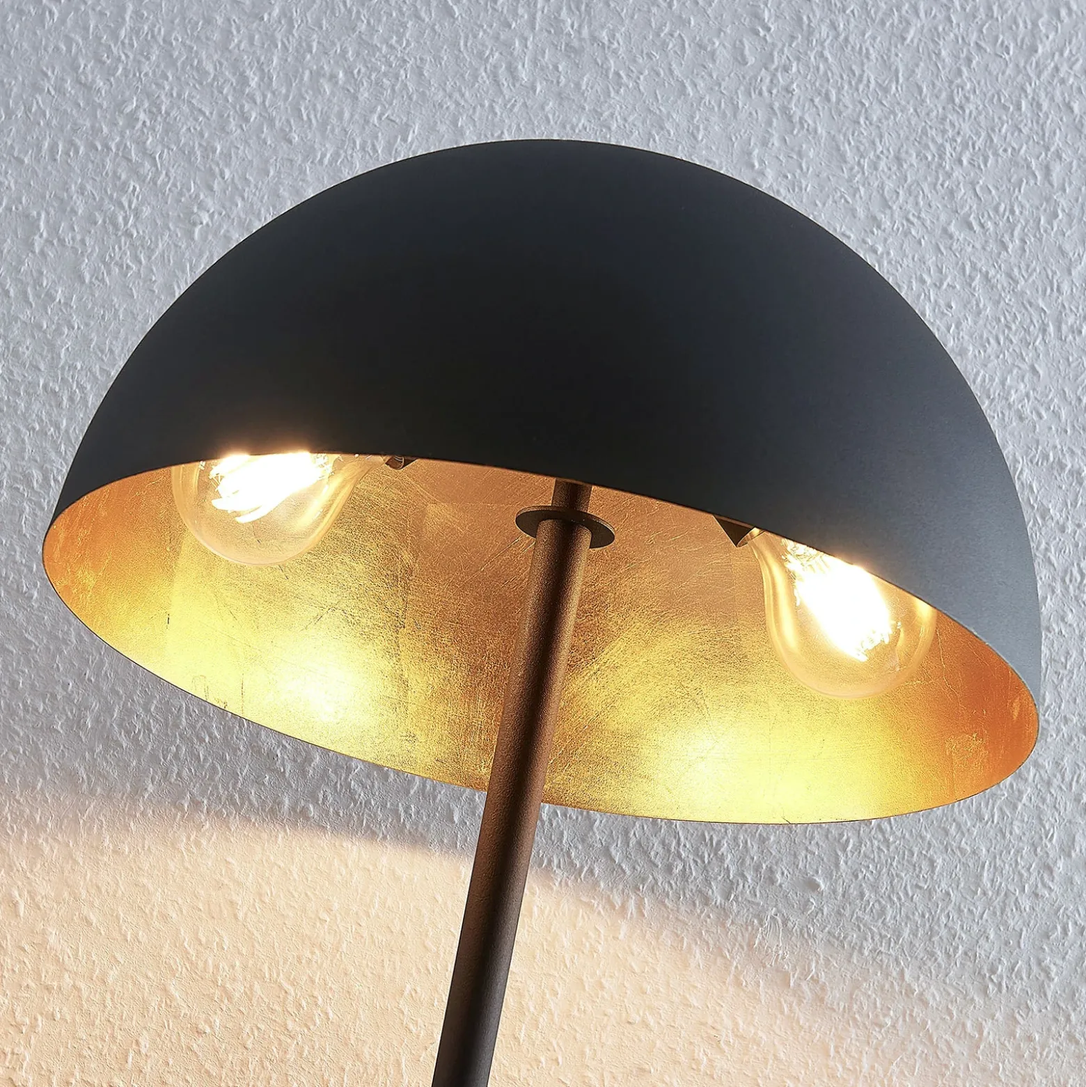 Lámpara de mesa Lindby Idalene, altura 51 cm, negra, metal