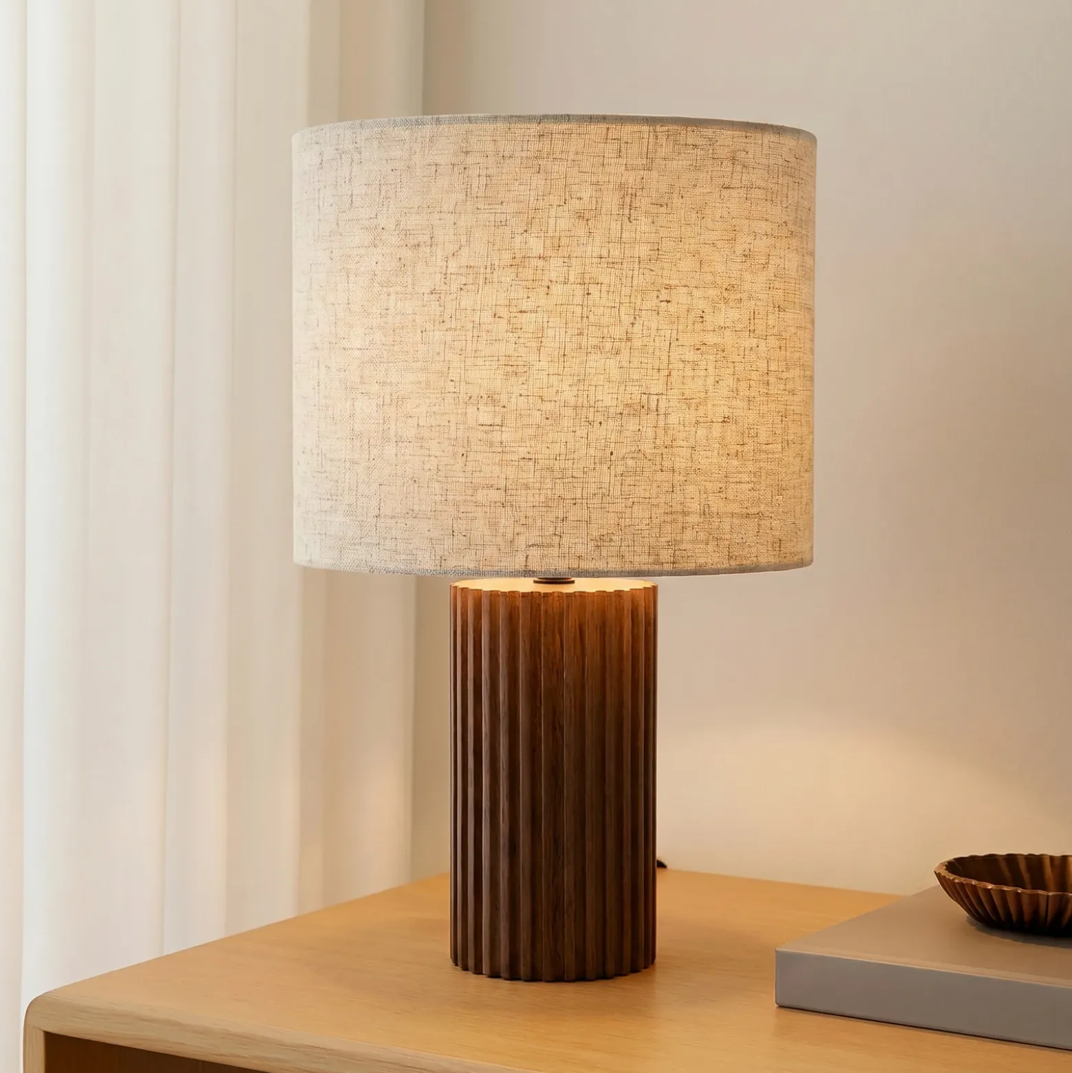 Lámpara de mesa Lindby Kimiko, altura 38 cm, madera de nogal, tela
