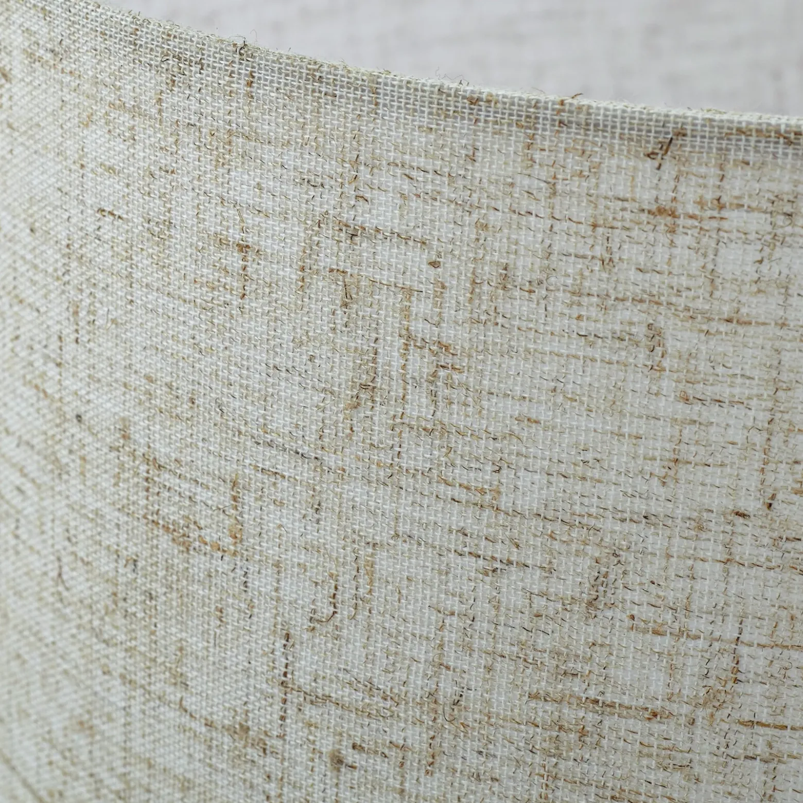 Lámpara de mesa Lindby Kimiko, altura 38 cm, madera, textil