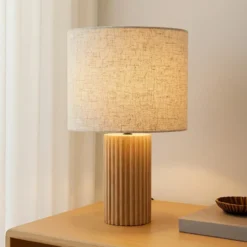 Lámpara de mesa Lindby Kimiko, altura 38 cm, madera, textil