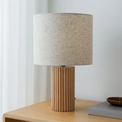 Lámpara de mesa Lindby Kimiko, altura 38 cm, madera, textil