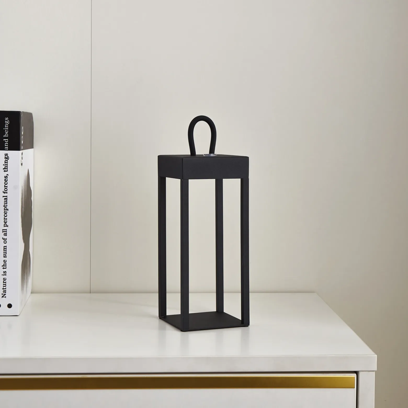 Lámpara de mesa Lindby LED recargable Iruna, negra, metal, 27cm, atenuable.