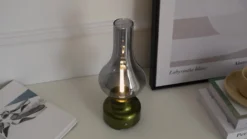 Lámpara de mesa Lindby LED recargable Maxentius, verde, cristal, atenuador