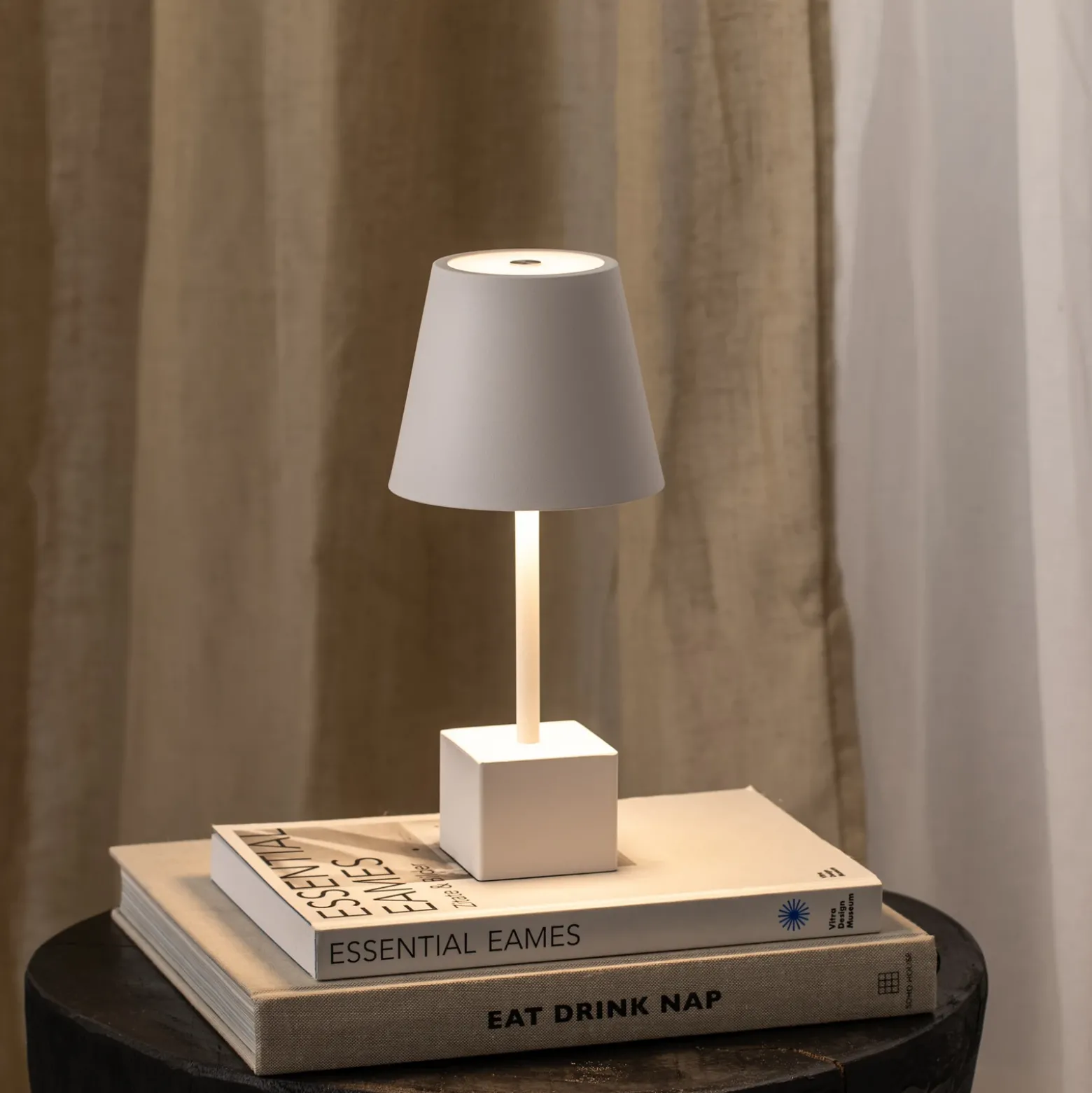 Lámpara de mesa Lindby LED recargable Janea CUBE, blanca, metal
