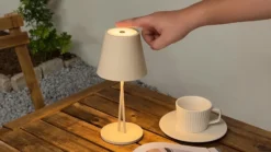 Lámpara de mesa Lindby LED recargable Janea, CRUZ, beige, metal