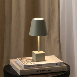 Lámpara de mesa Lindby LED recargable Janea CUBE, verde, metal