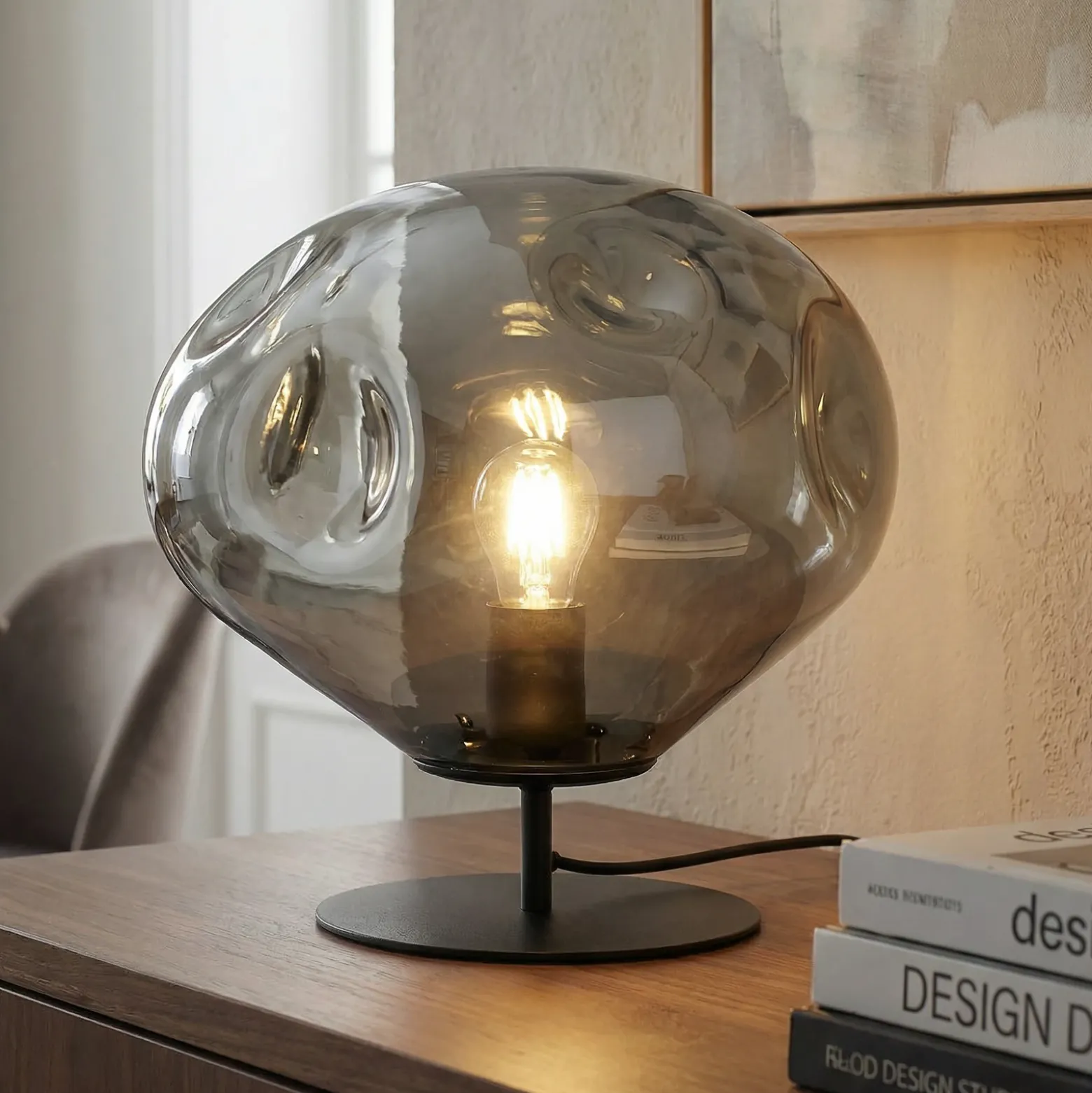 Lámpara de mesa Lindby Lelia, gris humo, cristal, metal, Ø 35 cm